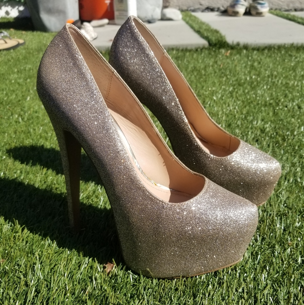 Steve Madden Dejavu Platform Pumps